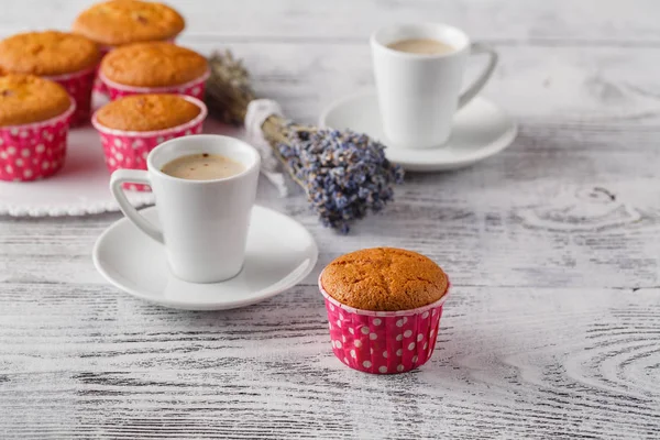 Muffiny chutné levandule s čerstvými květinami — Stock fotografie