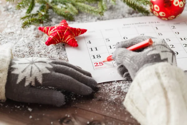 Επισημάνετε το ημερολόγιο ημερομηνία για τα Χριστούγεννα, 25 Δεκεμβρίου, με εορταστικό — Φωτογραφία Αρχείου