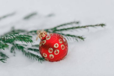 Noel topları ile kar