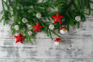Kırmızı ve gümüş xmas dekorasyon kopya alanı ile karda. Christma