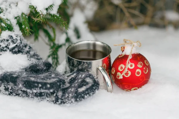 Geschmückter Weihnachtsbaum im verschneiten Wald auf der Straße mit — Stockfoto