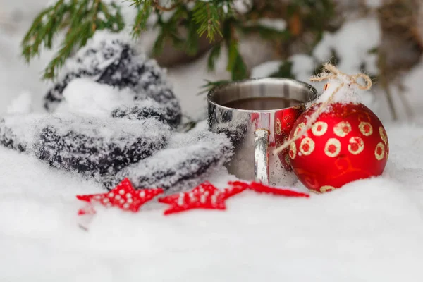 Белый свежий снег и рождественская кружка кофе — стоковое фото