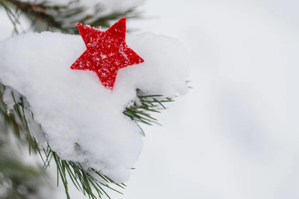 Hermoso árbol de piel de Navidad decorado con juguetes de Año Nuevo. Clo. — Foto de Stock