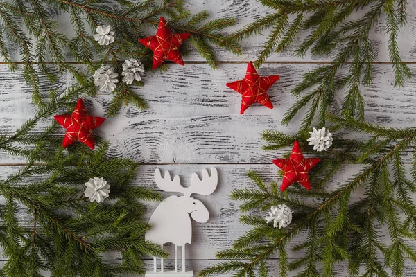 Decoración de ciervos navideños blancos de madera sobre fondo de madera. Chi. — Foto de Stock