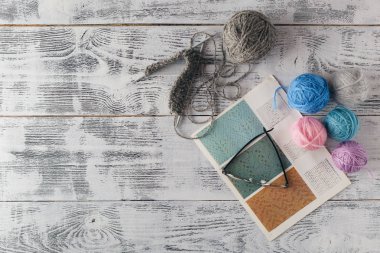 Örgü iğne ve iplik üzerinde ahşap arka plan/doğal yün örgü