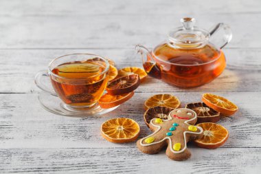 Baharat ve xmas ağacı ile beyaz çay bardağı kurutulmuş portakal SLI yapılan