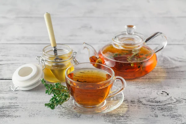 Thymiantee mit frischen Trauben Thymian, Thymian in der Teetasse, weißer Tee — Stockfoto