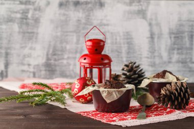 Çikolatalı kek ve tatil dekorasyon r ile küçük cupcakes