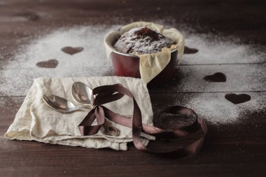 Ahşap bir masa üzerinde çikolatalı muffin