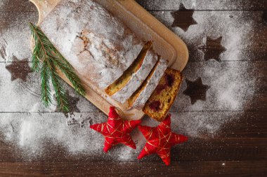 Yeni yıl masada pudra şekeri ile kek