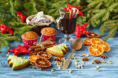 Noel mulled şarap ile mavi arka plan üzerinde Kupası'nda baharat