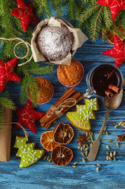 Noel mulled şarap ile mavi arka plan üzerinde Kupası'nda baharat