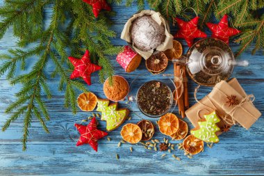 Baharatlar ve neşeli Noel dekorasyonları ahşap üzerine sıcak çay