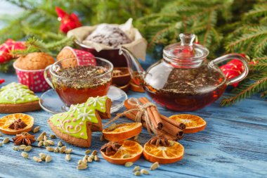 Baharatlar ve neşeli Noel dekorasyonları ahşap üzerine sıcak çay