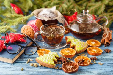 Çay bardağı ile Noel tatil arka plan