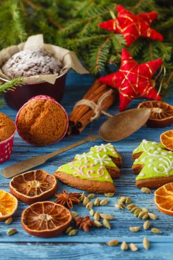 Noel arka plan ile gingerbread çerezleri, köknar çelenk, kurutulmuş