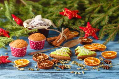 Noel ve yeni yıl dekorasyon ile yeşil çam ağacı ile set