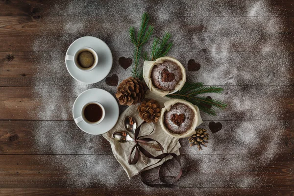 Pastel de esponja y personajes de Navidad a las vacaciones de año nuevo — Foto de Stock