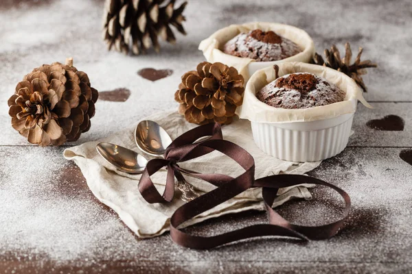 Magdalena de chocolate fresco en un ramekin con cuchara — Foto de Stock