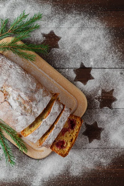 Gâteau éponge et personnages de Noël à la nouvelle année de vacances — Photo