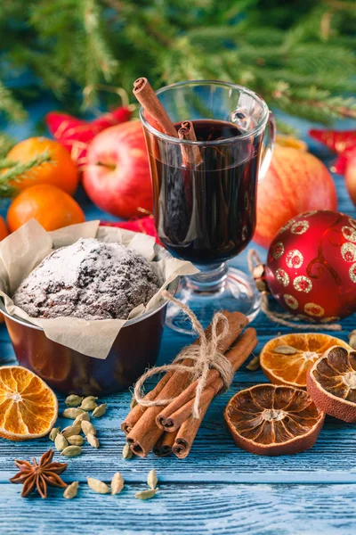 Торты с сахарной пудрой на новогоднем столе — стоковое фото
