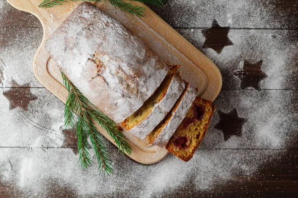 Gâteau éponge et personnages de Noël à la nouvelle année de vacances — Photo