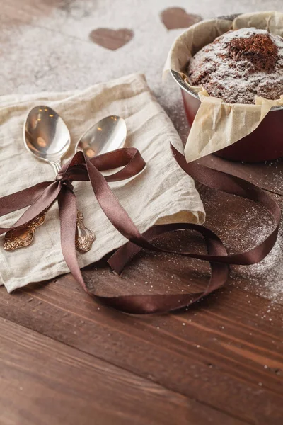 Pasteles de chocolate con corazones de azúcar — Foto de Stock