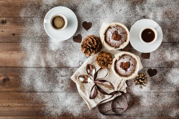 Galletas en forma de corazón en la vieja mesa de madera. Vista superior — Foto de Stock