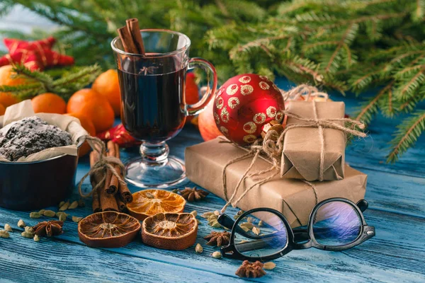 Kerst warme glühwein met kaneel kardemom en anijs op wo — Stockfoto