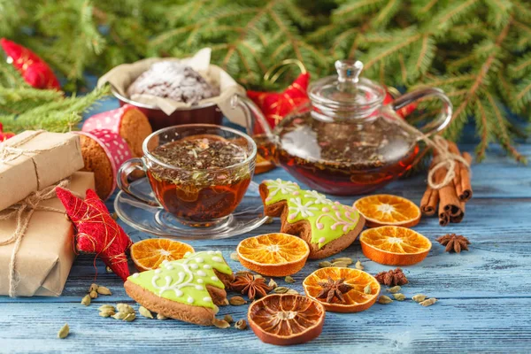 bir fincan sıcak çay ve bir çaydanlık. Tarçın, anason, kurabiye ve Ladin