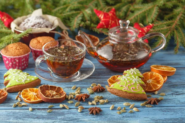 Copa de Navidad de té y especias en la mesa de madera — Foto de Stock