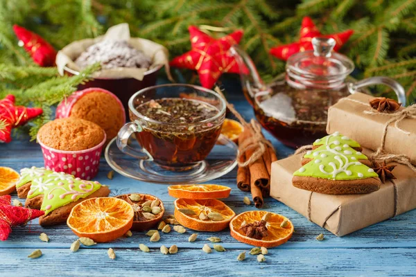 Copa de Navidad de té y especias en la mesa de madera — Foto de Stock