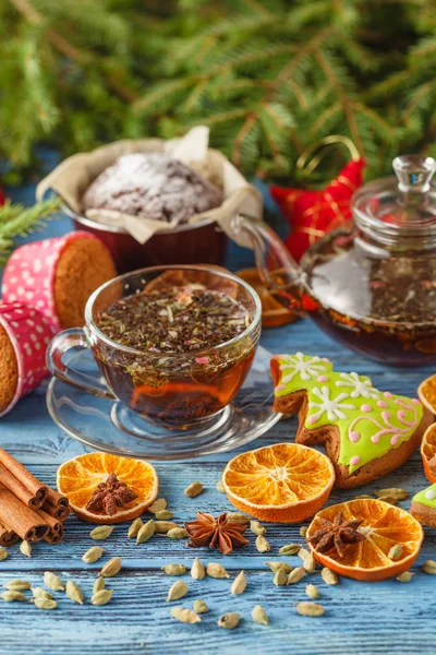 Noel dekorasyonu ile çay bir fincan