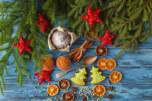 Noel arka plan ile gingerbread çerezleri, köknar çelenk, kurutulmuş