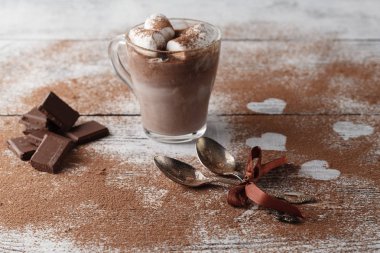 Kalp şekli kakao işareti ile sıcak içecek