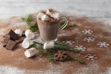 Sıcak kakao marshmallows ve beyaz wo üzerinde Noel dekorasyonu ile