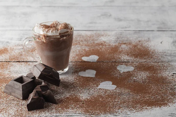 Hatmi ve ahşap masa Çikolata kahve