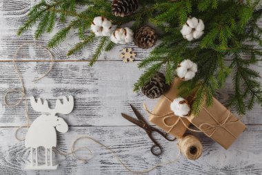 Noel arka plan dekorasyon, hediye kutuları, şerit ve zencefil 