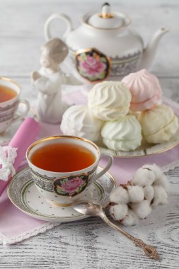 Seramik c ile beyaz bir tabak lezzetli hatmi, Görünümü Kapat