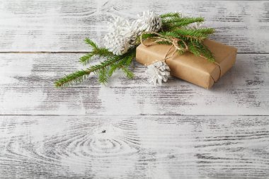 Kahverengi hediye kutusu ve kırmızı kurdele Beyaz ahşap boa etiketi ile yukarıda