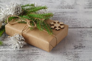 Kraft kağıt ve kağıt yeşil için Noel hediyeleri. Dalı bir