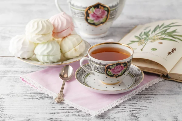 Frukost på morgonen med böcker och te i Kina tekopp — Stockfoto