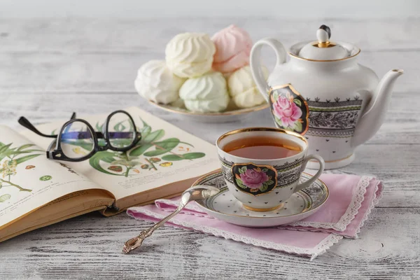 Desayuno por la mañana con libros y té en taza de té de China — Foto de Stock