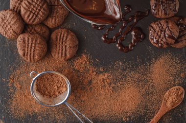 kayrak tablo üzerinde çikolata parçalarını