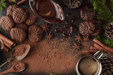 Kırık taş tahtaya çikolata ve baharatlar