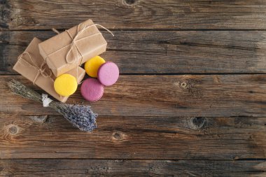 Hediye rustik sarma, ahşap arka plan, kopya alanı, ana sayfa görünümü