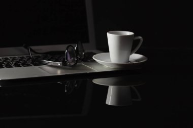Fincan sıcak espresso kahve üzerinde ahşap masa, espresso demlemek gelen ara