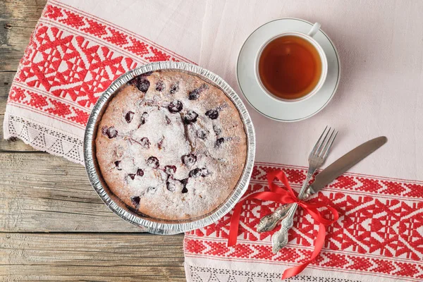 Pastel de cereza Clafoutis sobre fondo rústico de madera — Foto de Stock