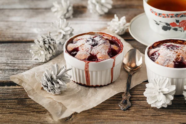 Dos pasteles con bayas sobre fondo de madera — Foto de Stock