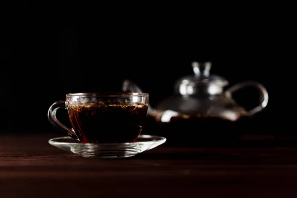 Прозора чашка з чорним чаєм в низькому ключі — стокове фото
